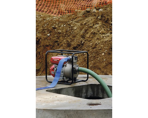 Waterpomp met slang voor waterafvoer