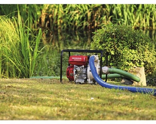 Honda waterpomp op gazon met slangen buiten