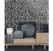 Wanddecoratie met mozaïektegels boven een houten kast