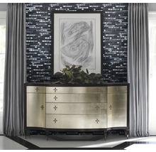 Decoratieve commode voor mozaïekwand met gordijnen