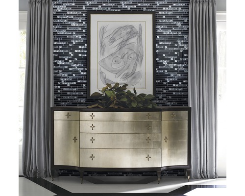 Decoratieve commode voor mozaïekwand met gordijnen