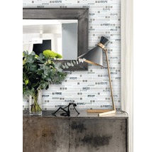 Wanddecoratie met mozaïektegels in moderne stijl met spiegel en lamp op een kast.