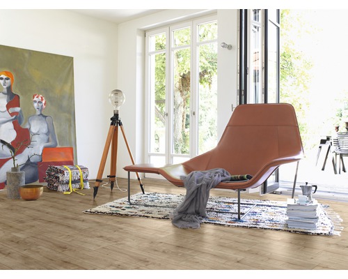 Lichte kamer met houten vloer, stoel, lamp en schilderij