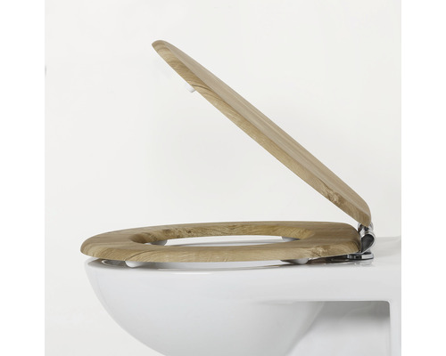 Houten toiletbril op een toilet