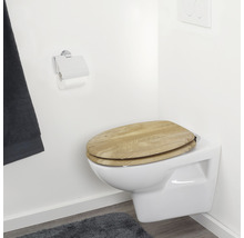 Wandcloset met houten toiletbril in een lichte badkamer.