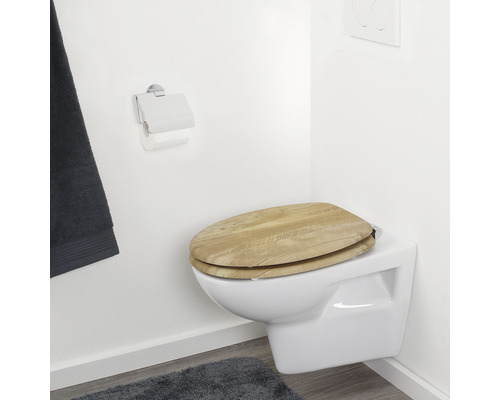 Wandcloset met houten toiletbril in een lichte badkamer.