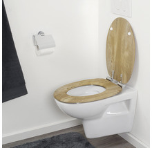 Wandcloset met houten toiletbril
