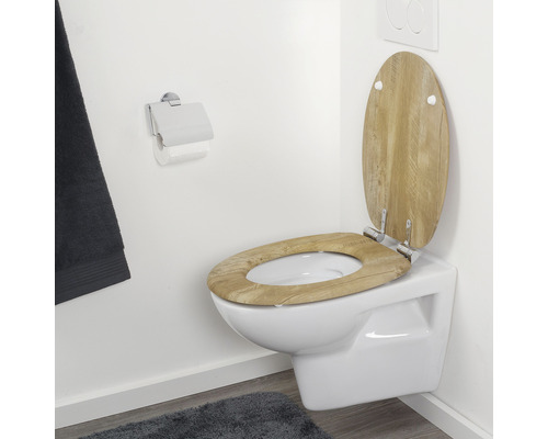 Wandcloset met houten toiletbril