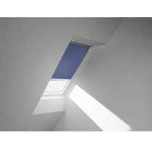 Dakvenster met blauw plisségordijn voor verduistering.