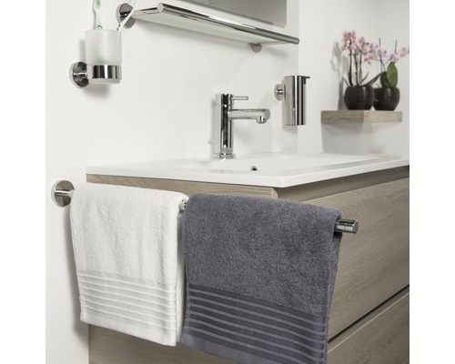 Badkamer met wastafel, kraan, handdoeken en badkameraccessoires