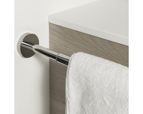 Metalen handdoekhouder met handdoek in badkamer