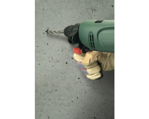 Boormachine boort een gat in een betonnen muur