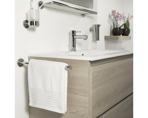 Badkamer met wastafel, kraan, handdoekhouder en accessoires