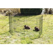 Metalen ren voor buiten met twee konijnen in de tuin.