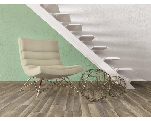 Interieur met fauteuil, decoratieve metalen bollen en trap