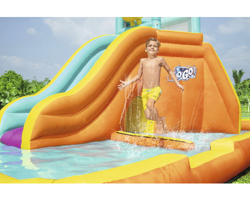 Opblaasbare waterglijbaan met kind in het zwembad voor in de tuin