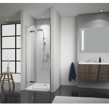 Badkamer met douche, wastafel en spiegel