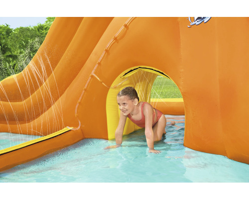 Meisje kruipt opblaasbare waterglijbaan uit