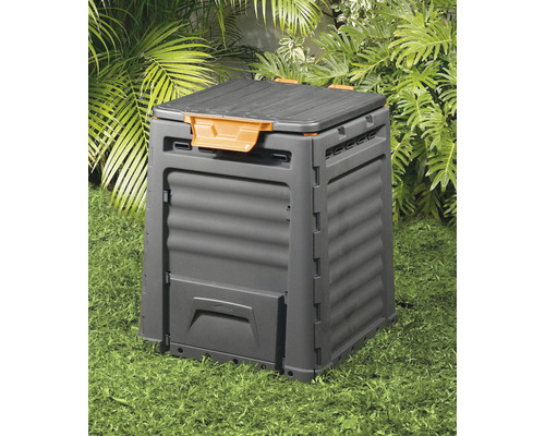 Compostbak van kunststof in de tuin