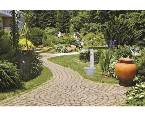 Tuin met voetpad, fontein en beplanting