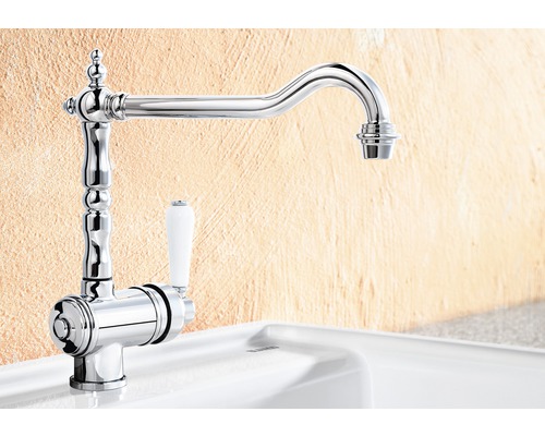 Metalen keukenkraan met witte handgreep