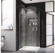 Moderne badkamer met douchecabine, handdouche en regendouchekop.