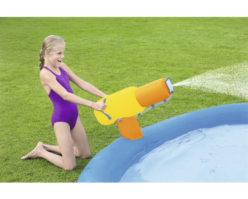 Meisje met waterpistool bij het opzetzwembad in de tuin