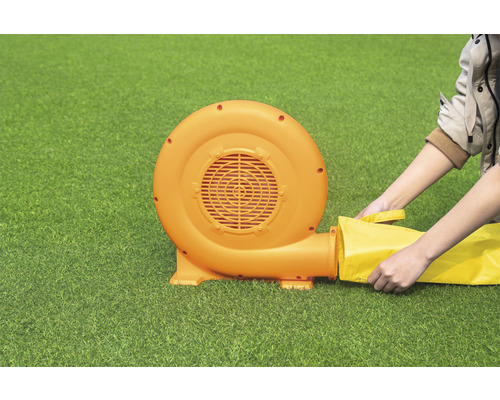 Ventilator voor het opblazen van een springkussen op gazon