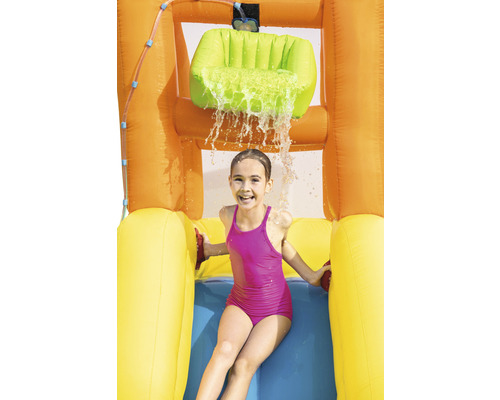 Kind op een opblaasbare waterglijbaan