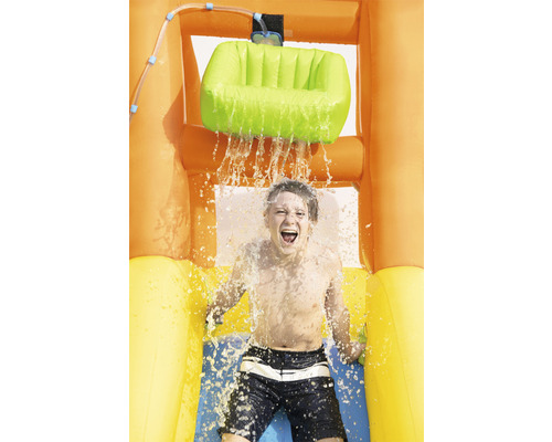 Jongen op waterglijbaan met douche