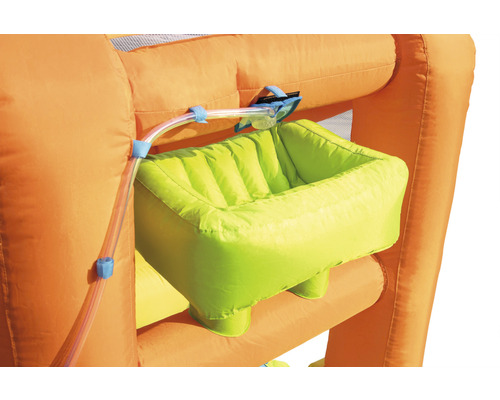 Detailopname van een opblaasbaar speelcentrum met waterglijbaan en peuterbad