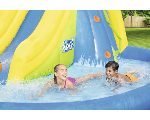 Opblaasbare waterglijbaan met kinderen in het zwembad