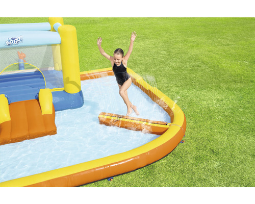 Opblaasbaar springkussen met zwembad in de tuin met spelend kind