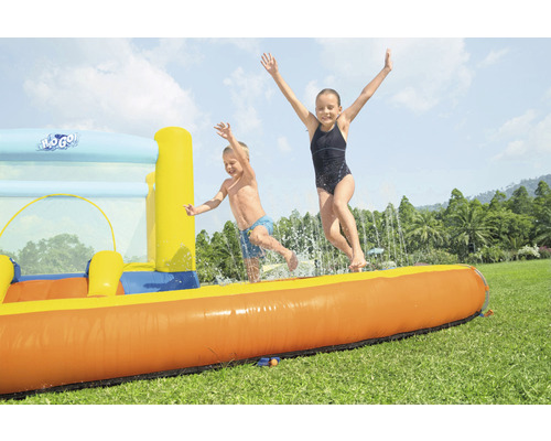Opblaasbaar waterpark met twee springende kinderen