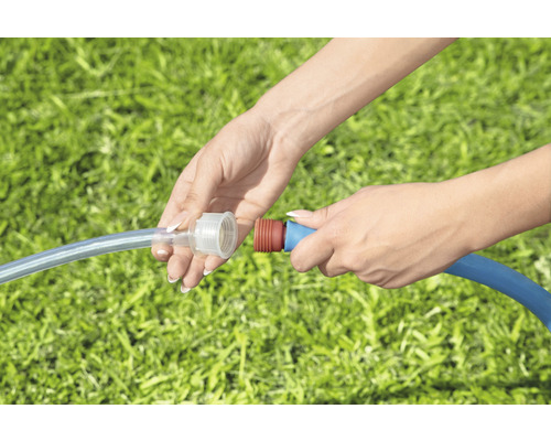 Een persoon verbindt twee tuinslangen met een slangaansluiting.