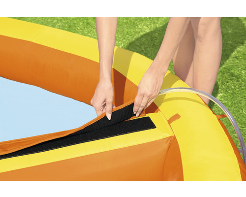 Detailweergave van een opblaasbaar kinderzwembad met klittenbandsluiting