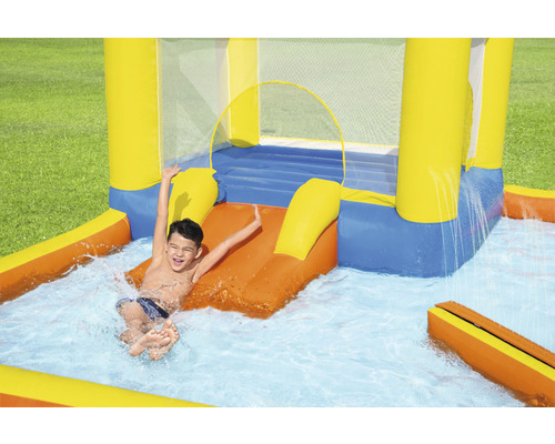 Opblaasbare waterglijbaan met zwembad en kind op de glijbaan.