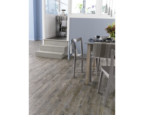 Lichte eetkamer met houten vloer en eettafel