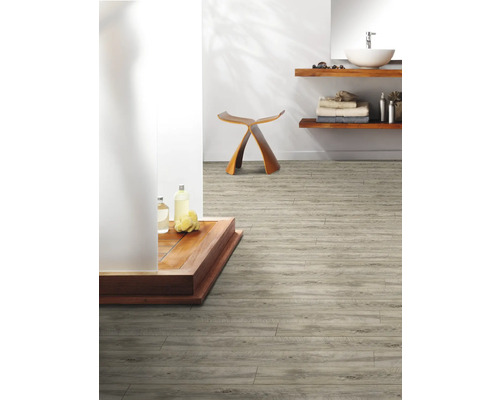 Badkamer met houten vloer, houten kruk en wastafel