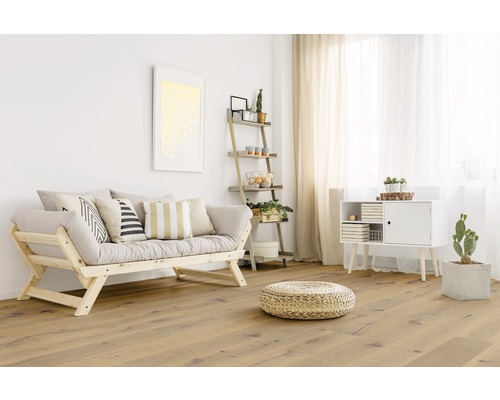 Lichte woonkamer met houten vloer, bank, rek en dressoir