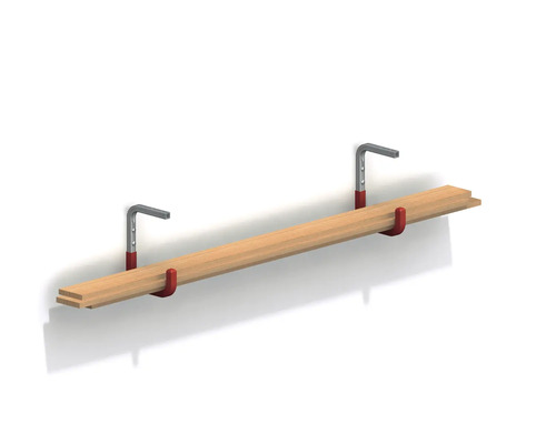Hout ligt in twee aan de wand bevestigde wandhaken