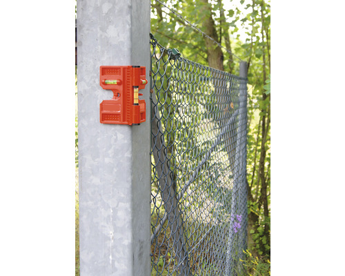 Oranje hekwerk waterpas aan een hekwerkpaal voor uitlijning tijdens hekwerkconstructie