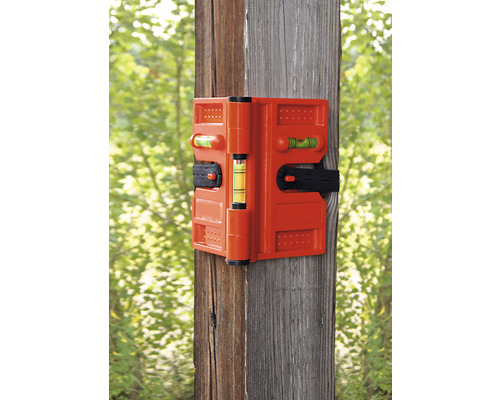 Een oranje afschrijfmal bevestigd op een houten paal