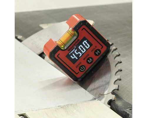 Digitale waterpas voor hoekmeting op een cirkelzaag