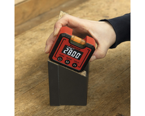 Digitale hoekmeter Maurerlob in gebruik voor hoekmeting op een werkstuk.