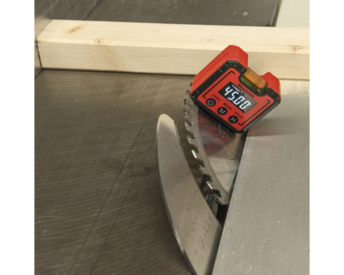 Digitale waterpas meet een hoek op een zaagblad.