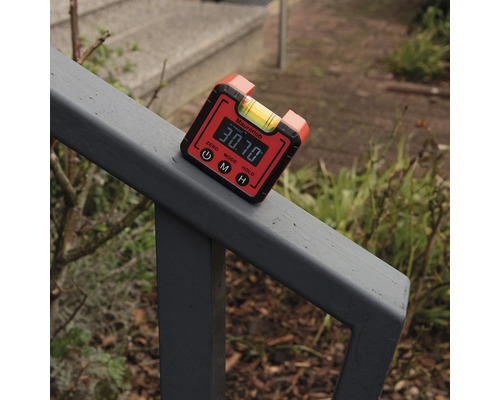 Digitale waterpas voor het meten van hellingen op een leuning