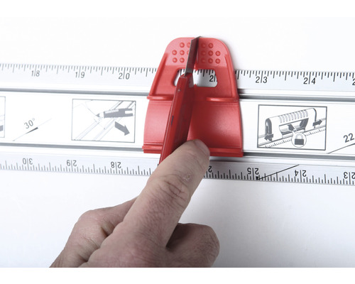 Profielsnijder in gebruik op een meetlat