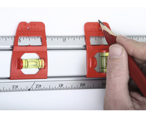 Een waterpas met potlood om te markeren