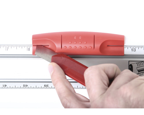 Stanleymes snijdt materiaal met snijmal